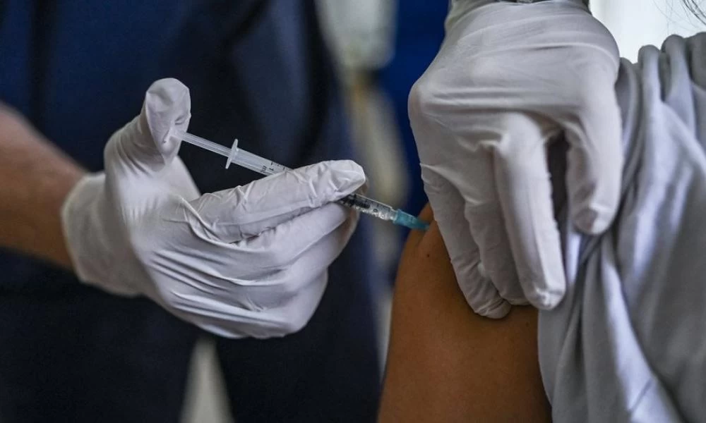 Σκουτέλης: Όλες οι γνωστές μεταλλάξεις καλύπτονται από τα εμβόλια